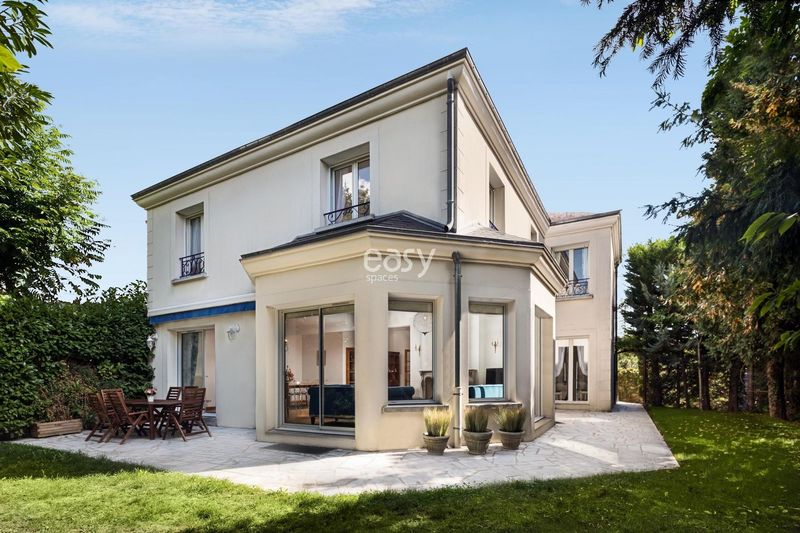 villa with a large and beautiful garden suitable for hosting events in Paris
